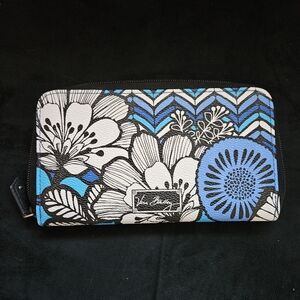 Vera Bradley Vinyl Blue Bayou With Black Trim Zip Around Accordian Wallet